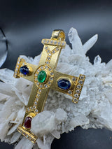 Beeindruckendes Kreuz in 18 Karat Gelbgold mit Brillanten, Smaragd, Rubin & Saphiren