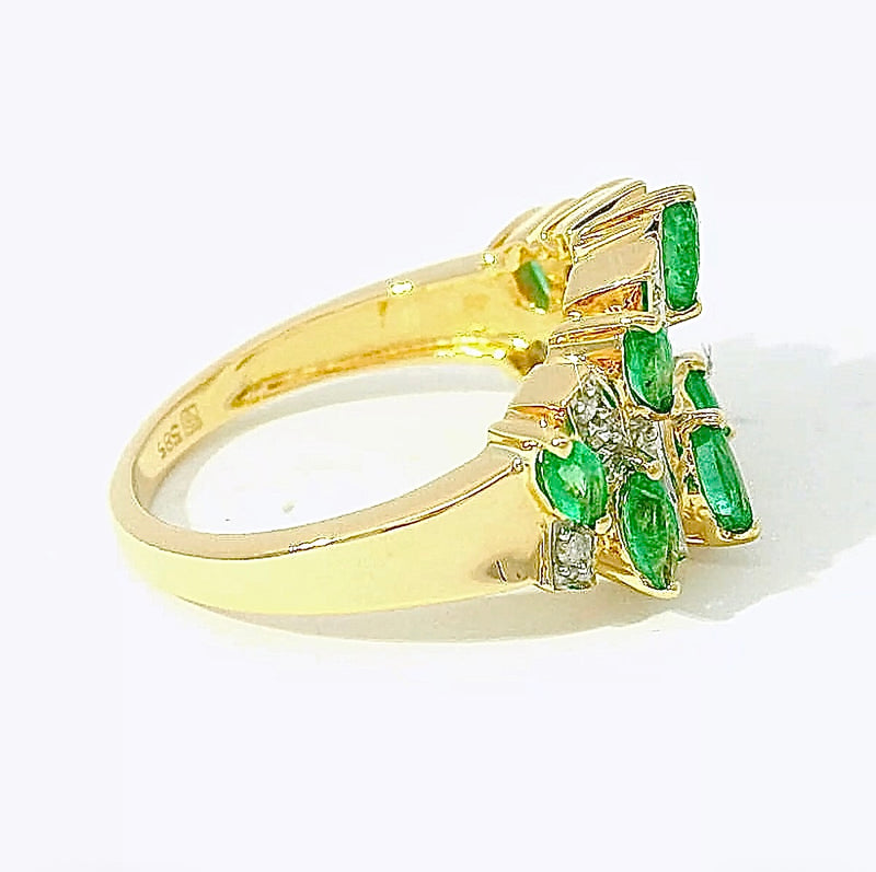Lebhafter Ring in 14 Karat Gelbgold mit leuchtenden Smaragden und Diamanten