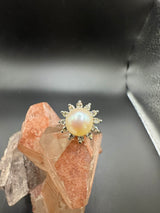 Zeitloser Entourage-Ring in 14 Karat Weißgold mit Akoya-Perle und Diamanten