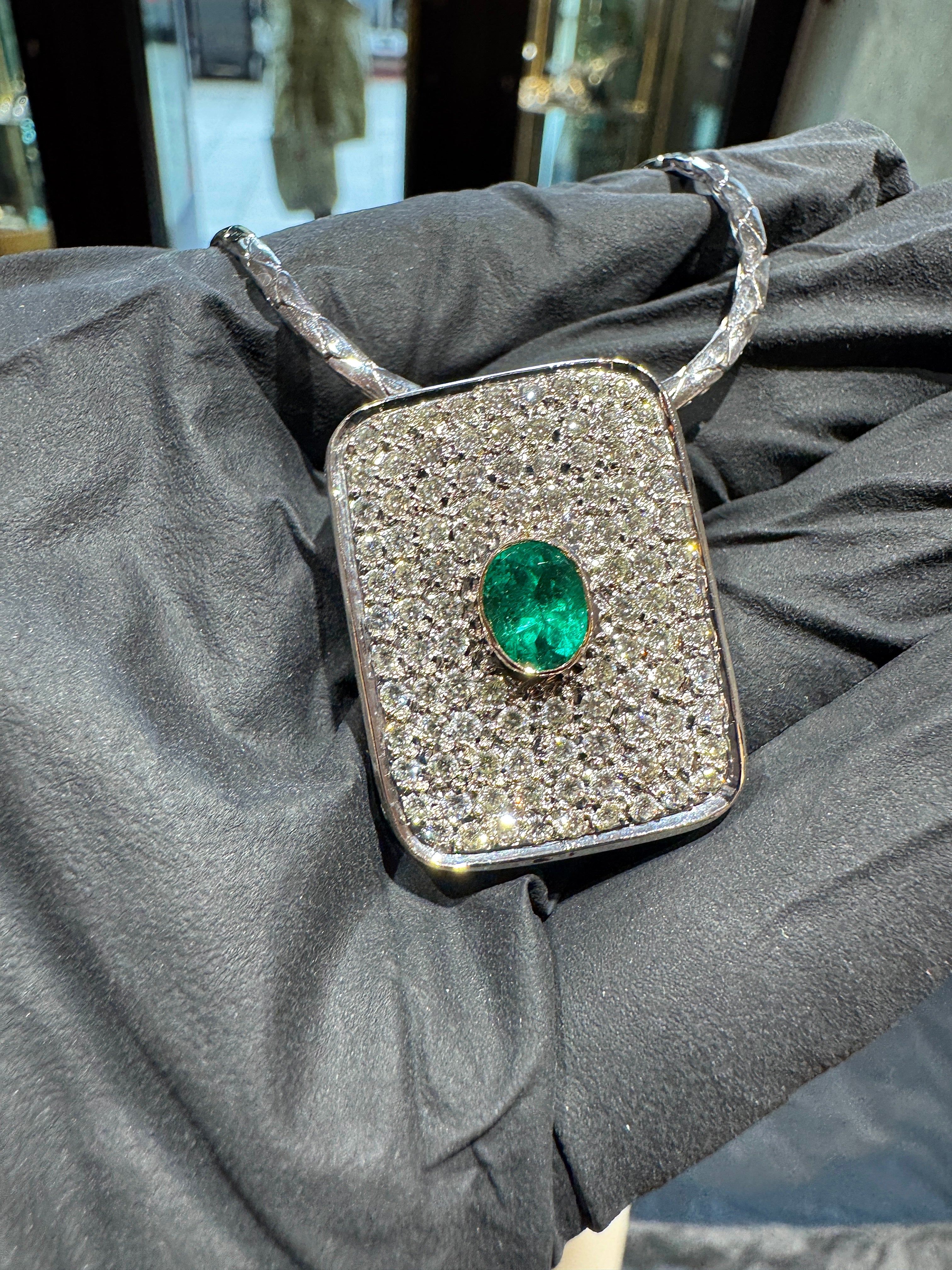 Prachtvoller Anhänger in 18 Karat Gold mit leuchtendem Smaragd & Brillanten