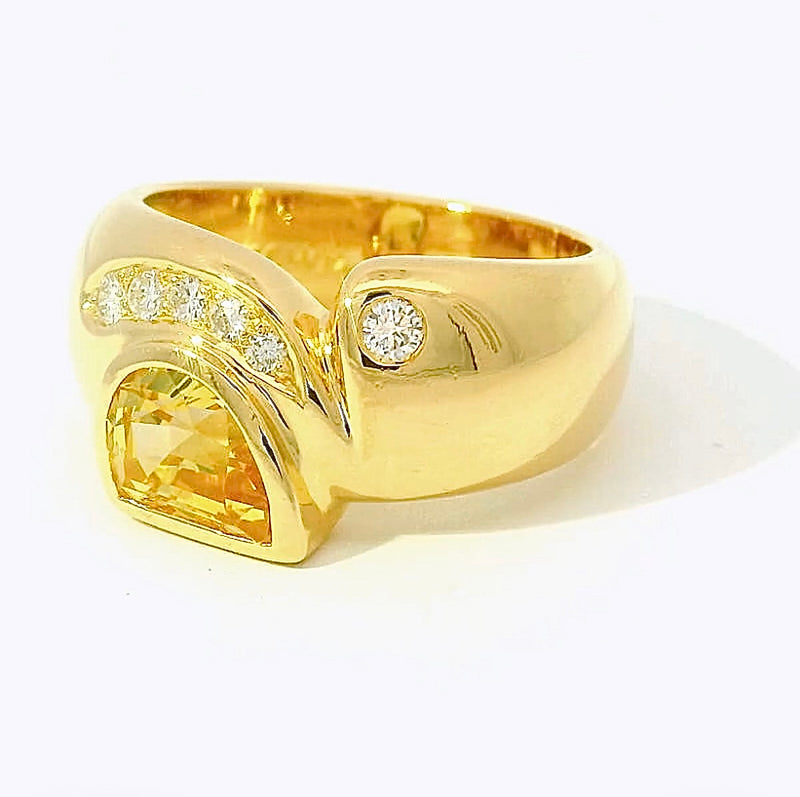Handgefertigter Ring in 18 Karat Gelbgold mit gelbem Saphir und Brillanten