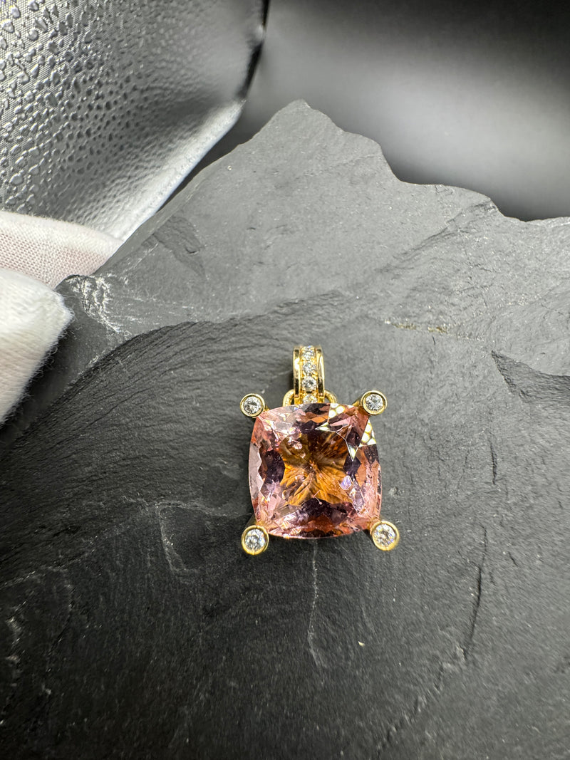 Hochfeiner Morganit Anhänger in 14 Karat Gelbgold mit Brillanten - Handarbeit