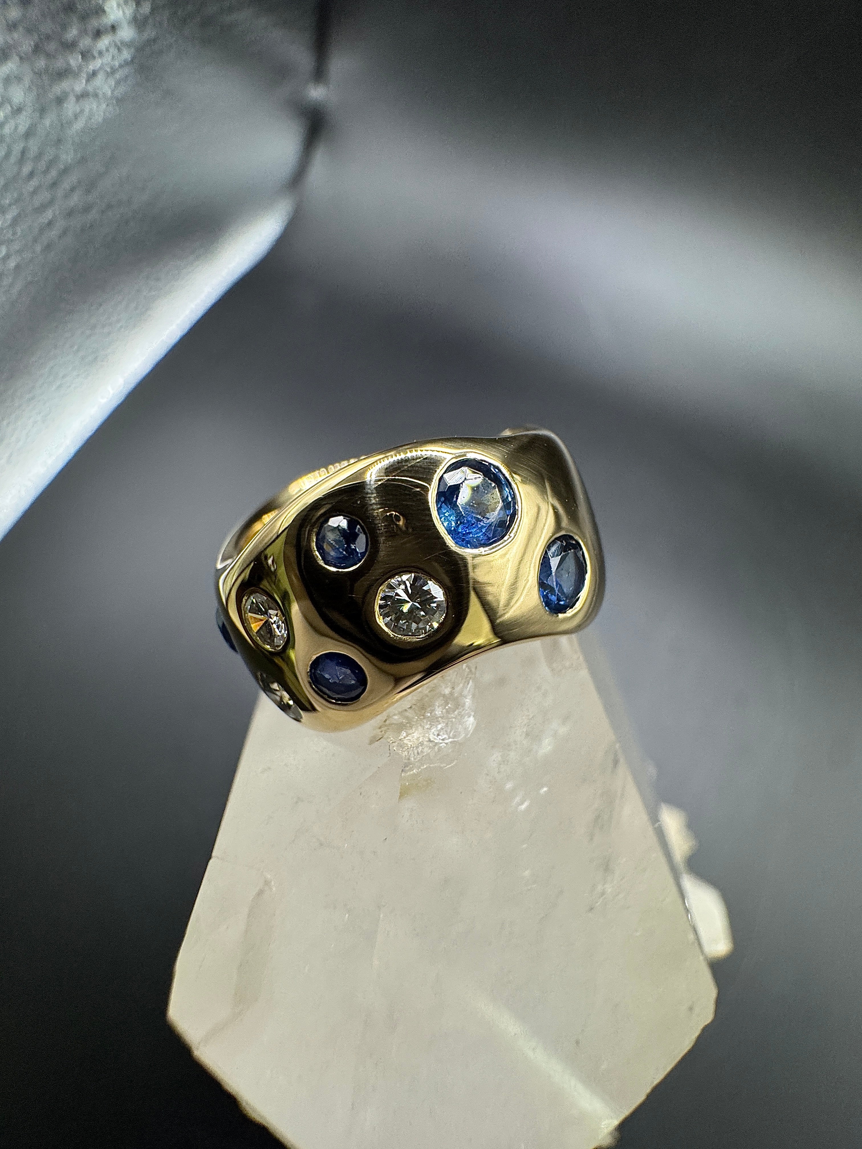Eleganter Ring in 18 Karat Gelbgold mit Saphiren & Brillanten