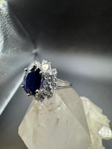 Hochwertiger Ring in 18 Karat Weißgold mit blauem Saphir & Brillanten