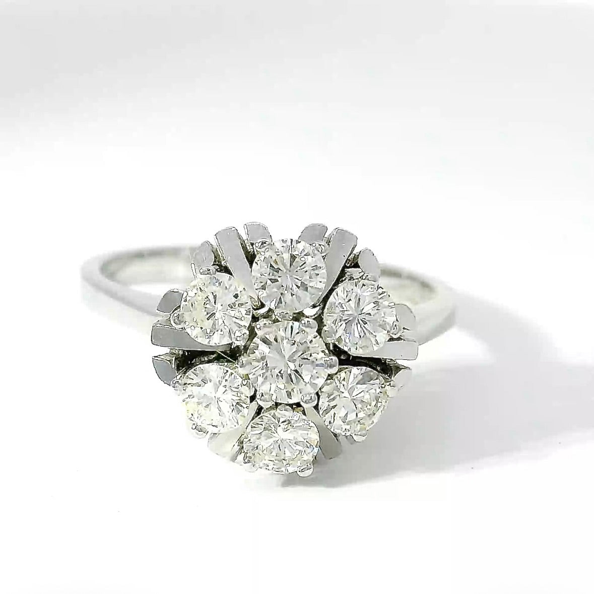 Zeitloser Cocktail Ring in 14 Karat Weißgold mit feinen Brillanten