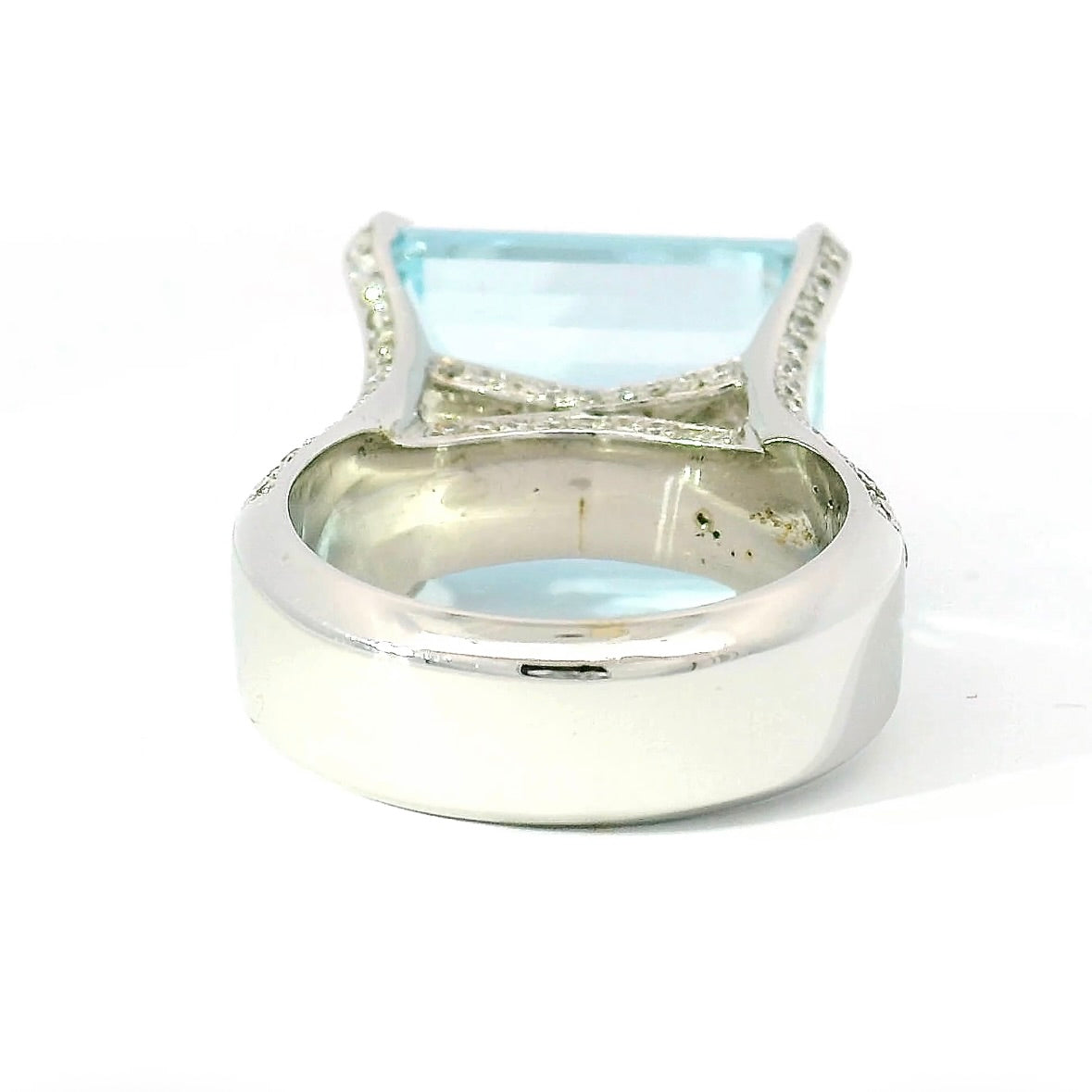 Prunkvoller Cocktailring in 18 Karat Weißgold mit feinem Aquamarin und Brillanten
