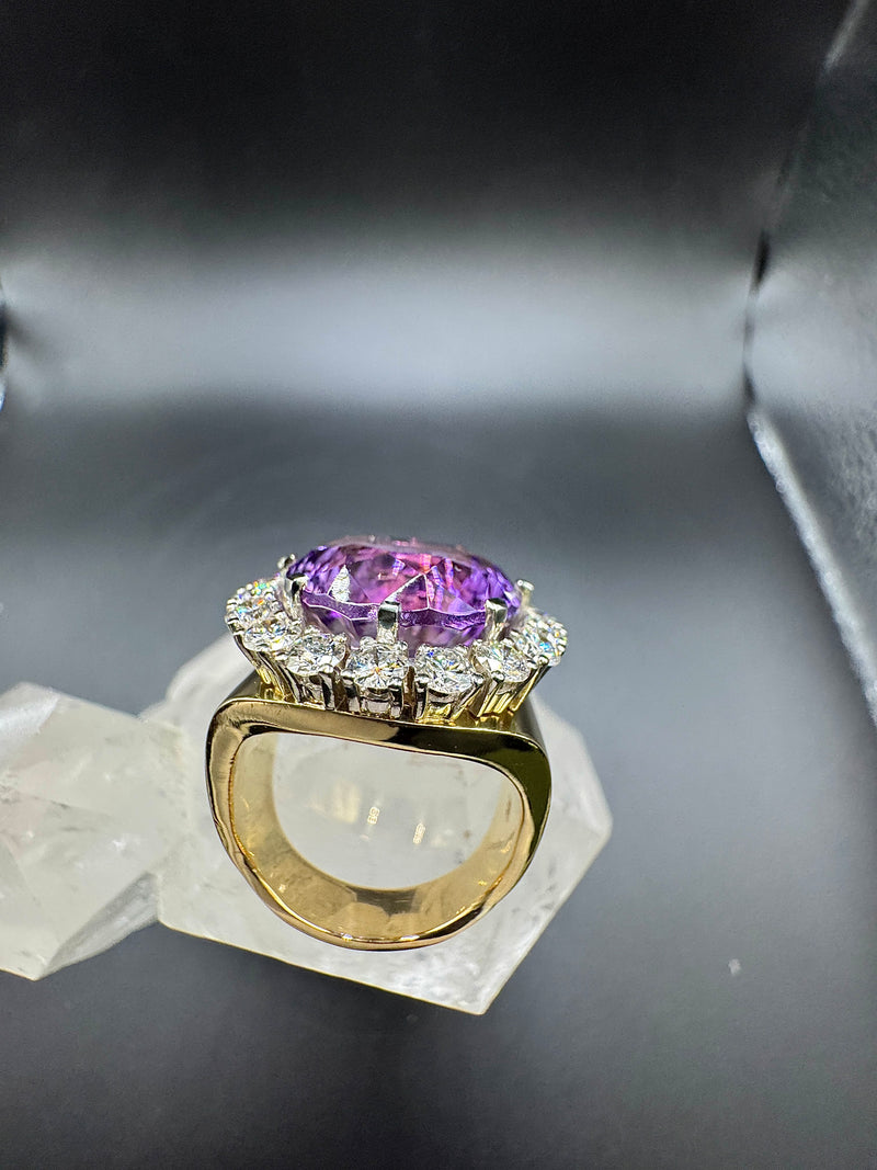 Prunkvoller Cocktailring in 18 Karat Gold mit großem Amethyst & Brillanten