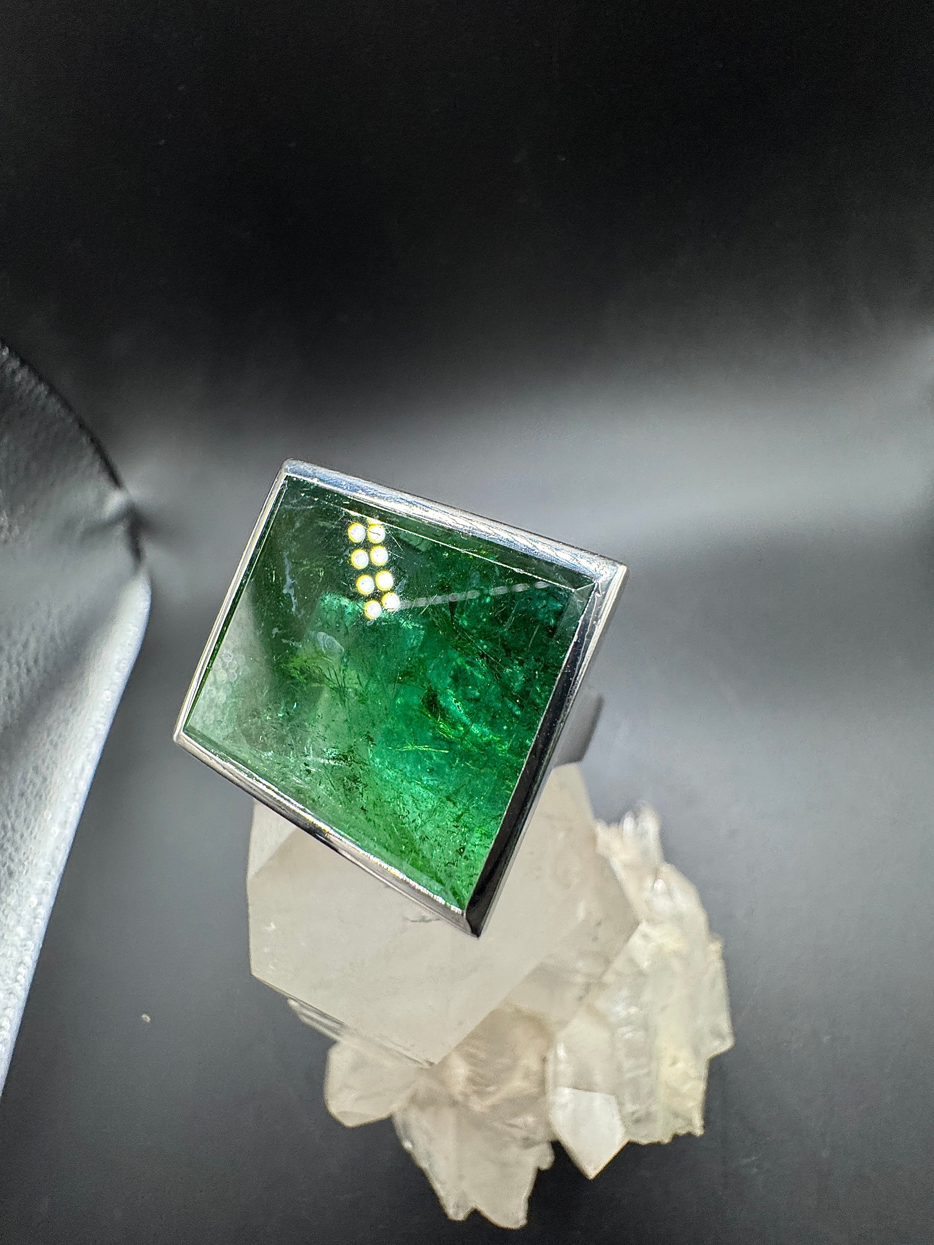Einmaliger Ring in 18 Karat Weißgold mit beeindruckendem Turmalin