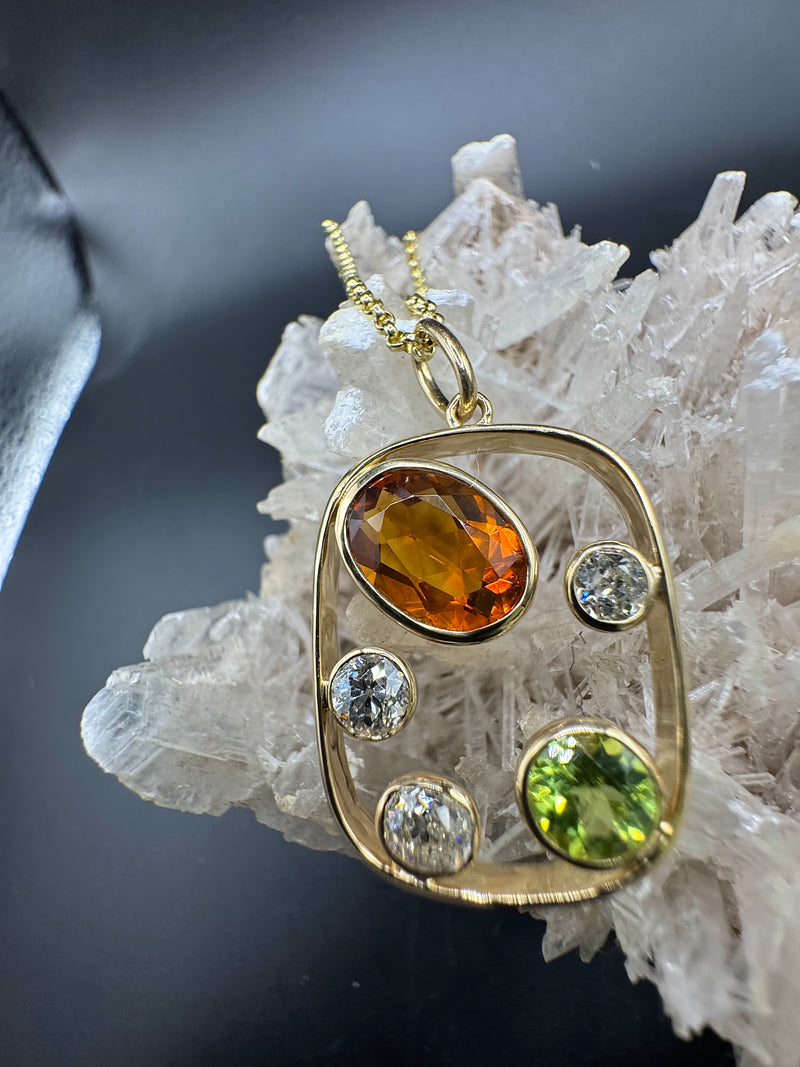 Ausgefallener Peridot / Citrin Anhänger in 14 Karat Gelbgold mit großen Diamanten