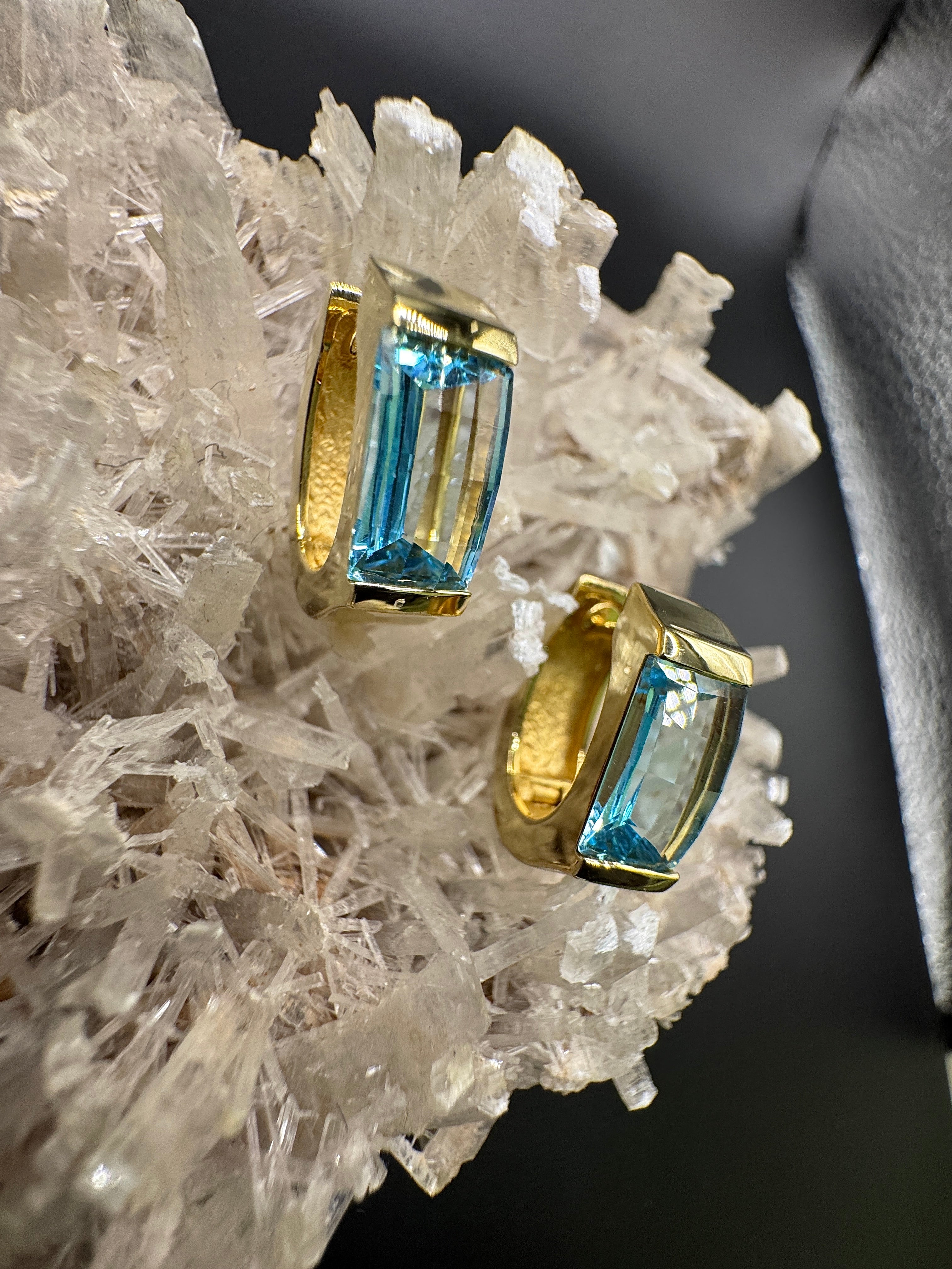 Elegante Ohrringe in 14 Karat Gelbgold mit leuchtenden Topasen