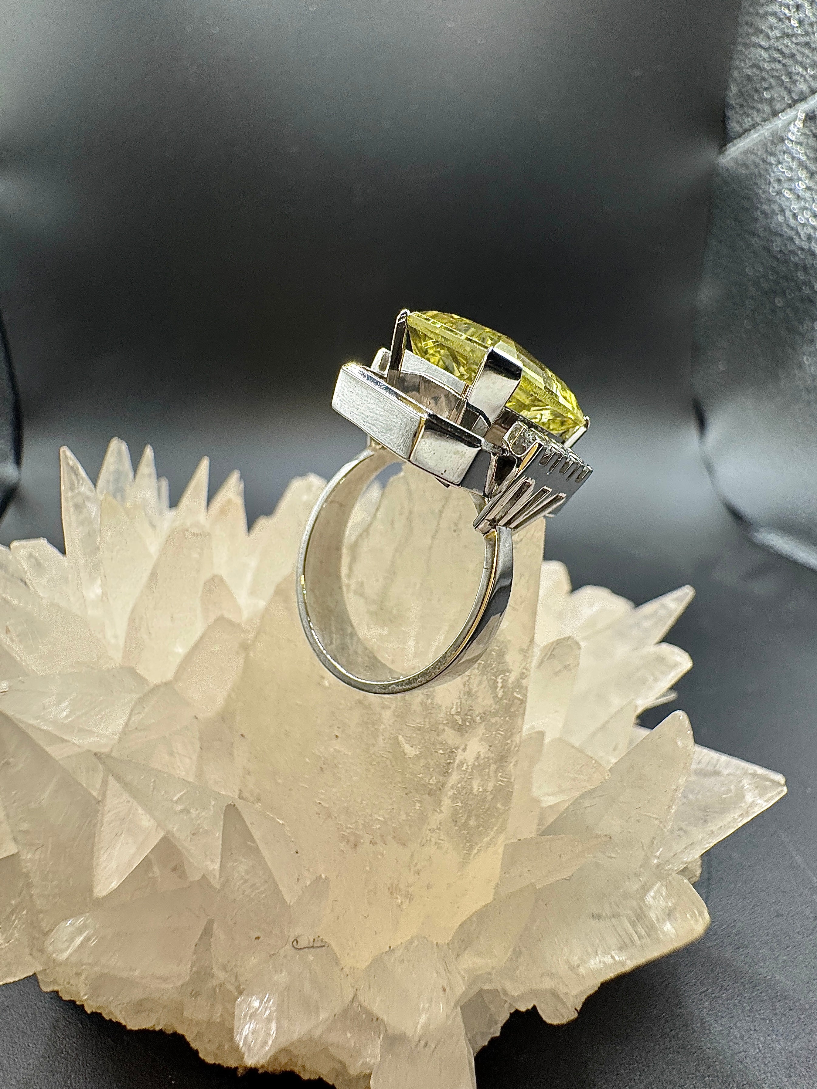 One-of-a-kind ring in 18 karat white gold with lemon quartz & brilliant-cut diamonds