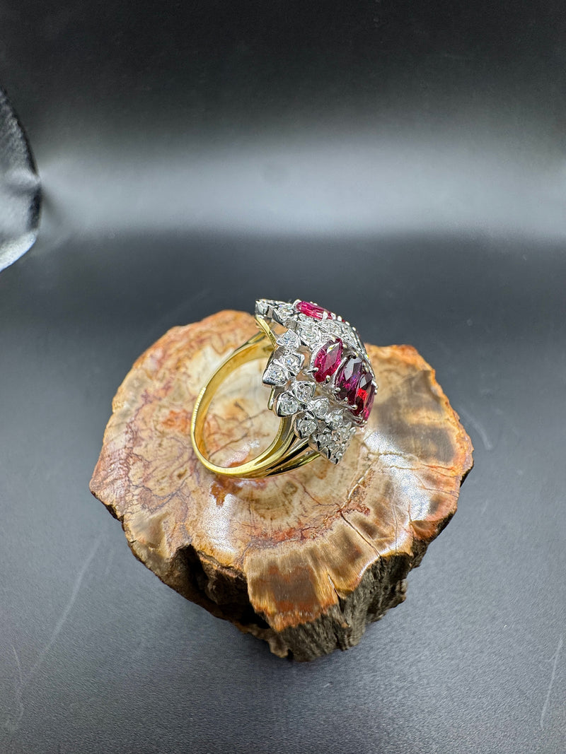 Ausgefallener Cocktailring in 18 Karat Gold mit Rubinen und Brillanten