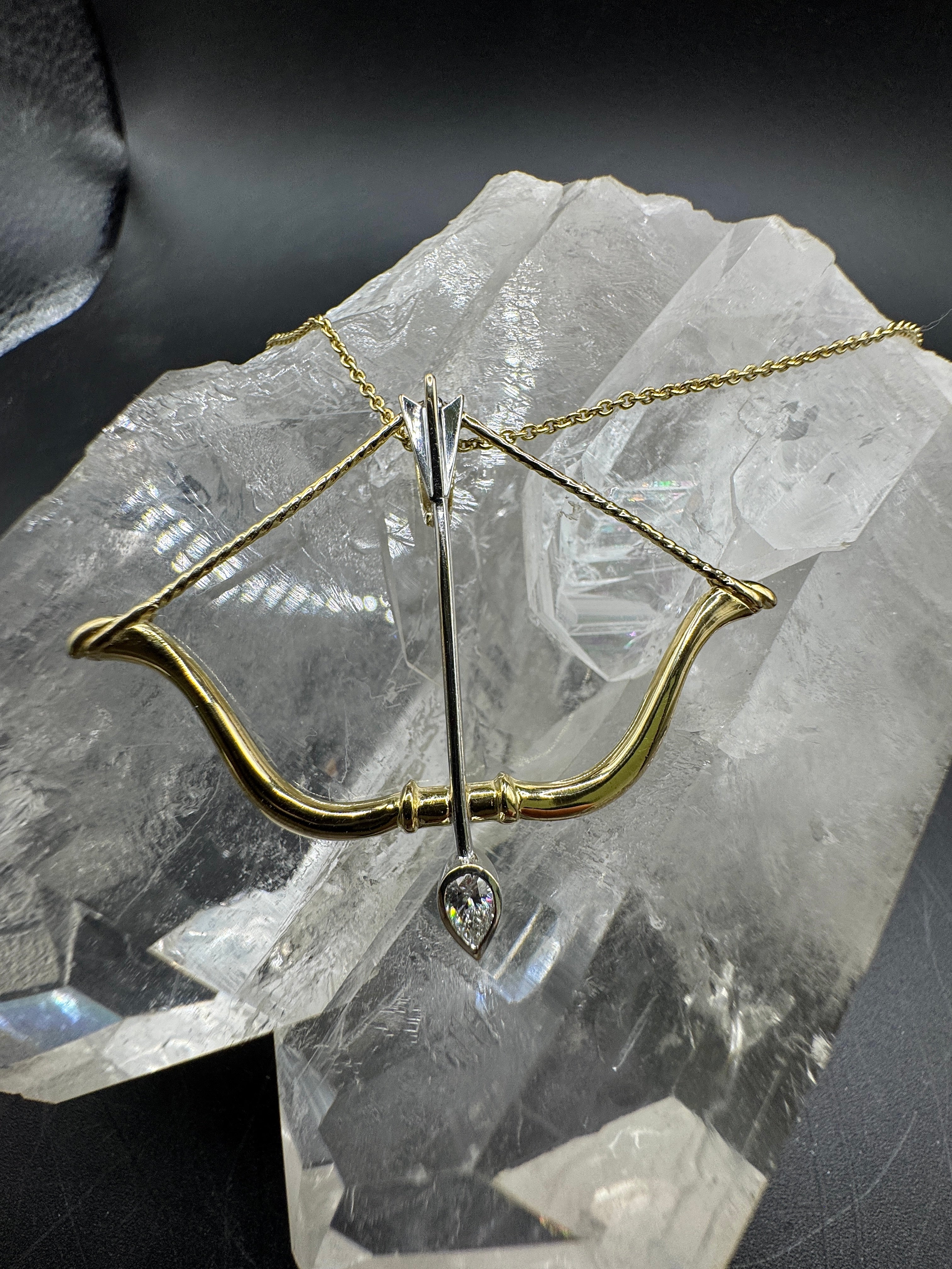 Amore Pfeil und Bogen in 14 Karat Gelbgold mit hochfeinen Brillant-Tropfen