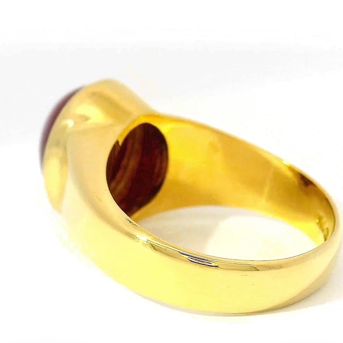 Massiver Ring in 18 Karat (750) Gelbgold mit natürlichem Rubin