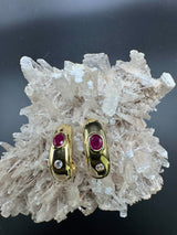 Zeitlose Halbkreolen in 14 Karat Gelbgold mit Rubin und Brillanten