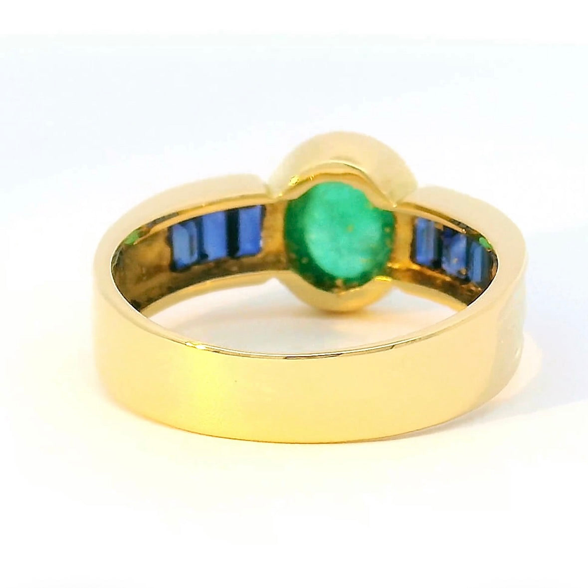 Edler Ring in 18 Karat Gelbgold mit Smaragd & Saphiren