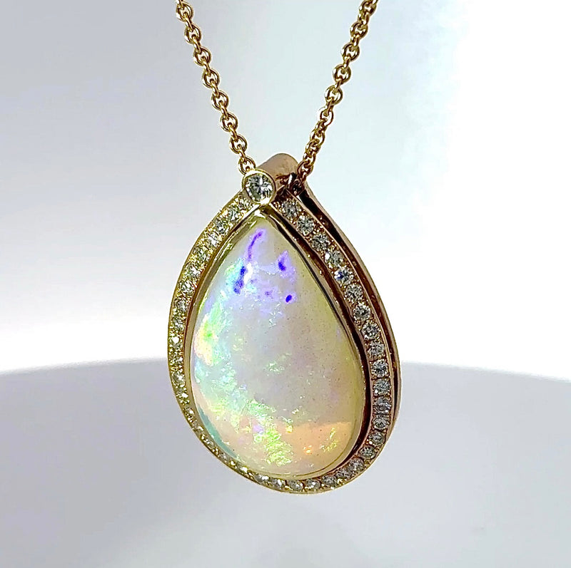 Handgefertigter Anhänger in 14 Karat Gelbgold mit äthiopischem Opal und Brillanten