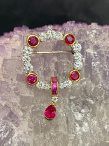 Prachtige broche in 18 karaat bicolor met grote, zeer fijne briljant geslepen diamanten en robijnen 
