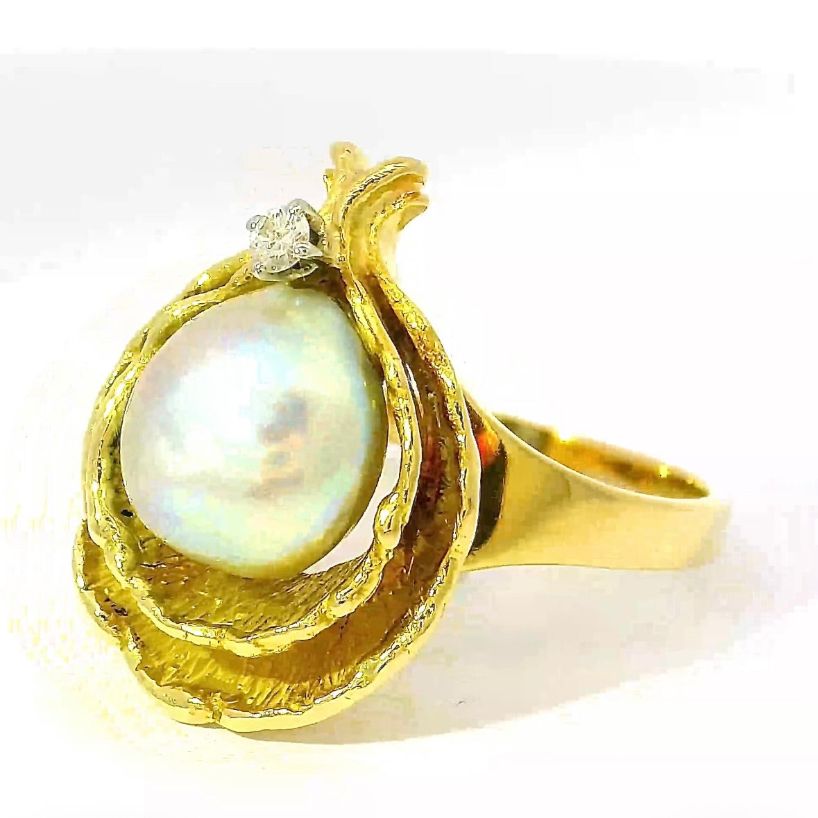 Handgefertigter Ring in 18 Karat Gelbgold mit besonderer Perle & Brillant
