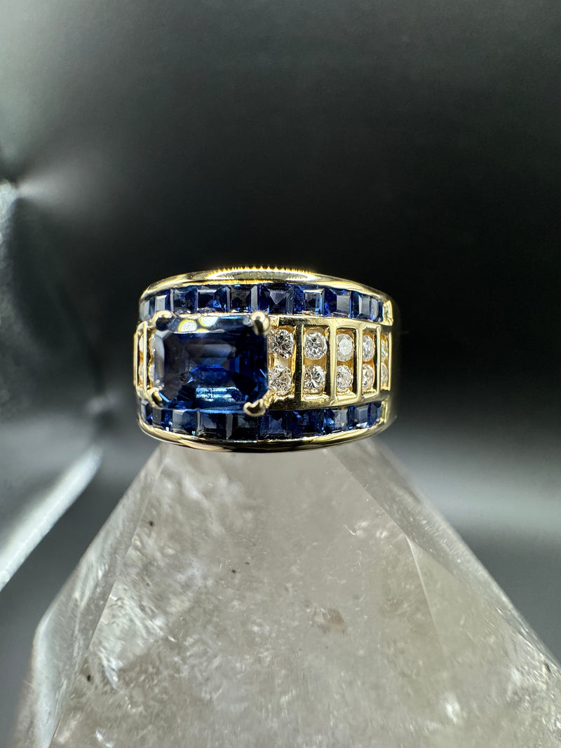 Ausgefallener Ring in 18 Karat Gelbgold mit leuchtend blauen Saphiren und Brillanten