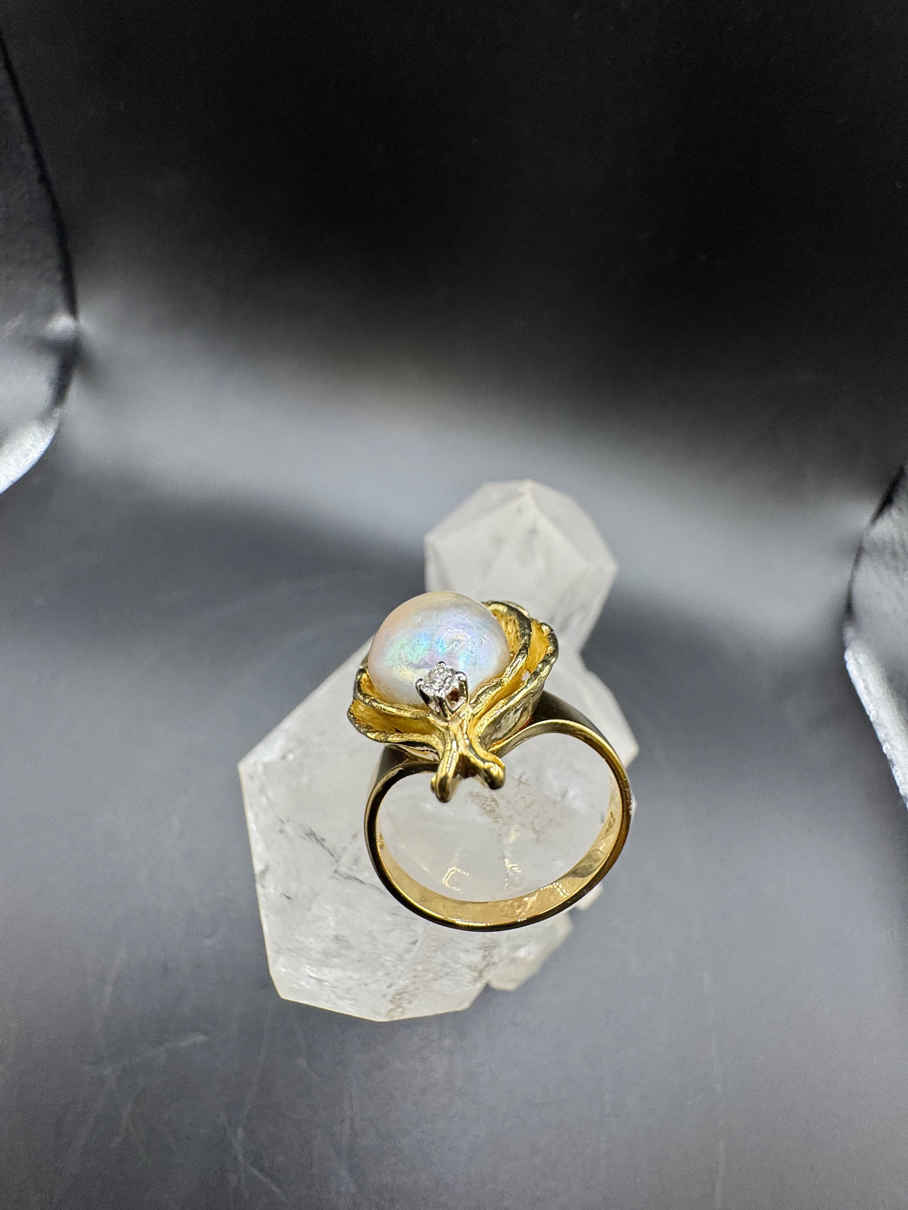 Handgefertigter Ring in 18 Karat Gelbgold mit besonderer Perle & Brillant