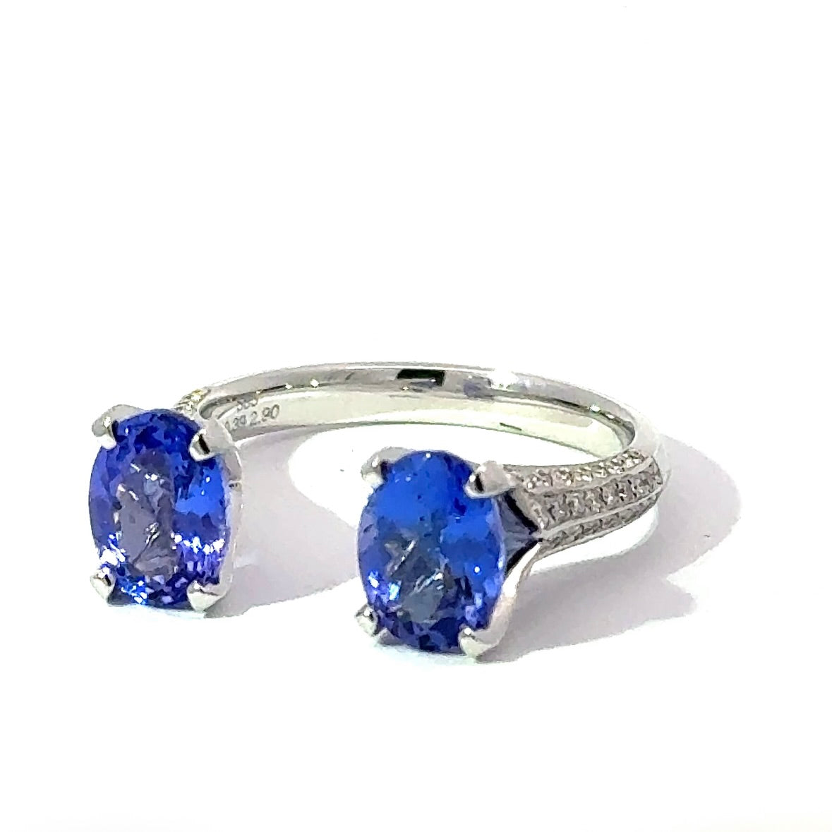 Ausgefallener Ring in 14 Karat Weißgold mit Tansaniten & Brillanten