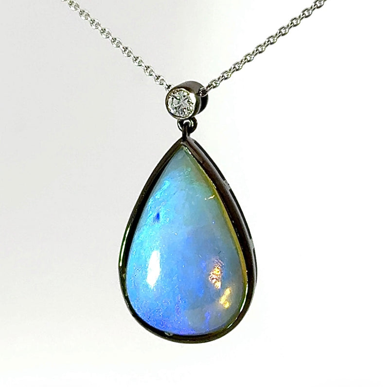 Australischer Opal Anhänger in 14 Karat Schwarzgold mit feinen Brillant