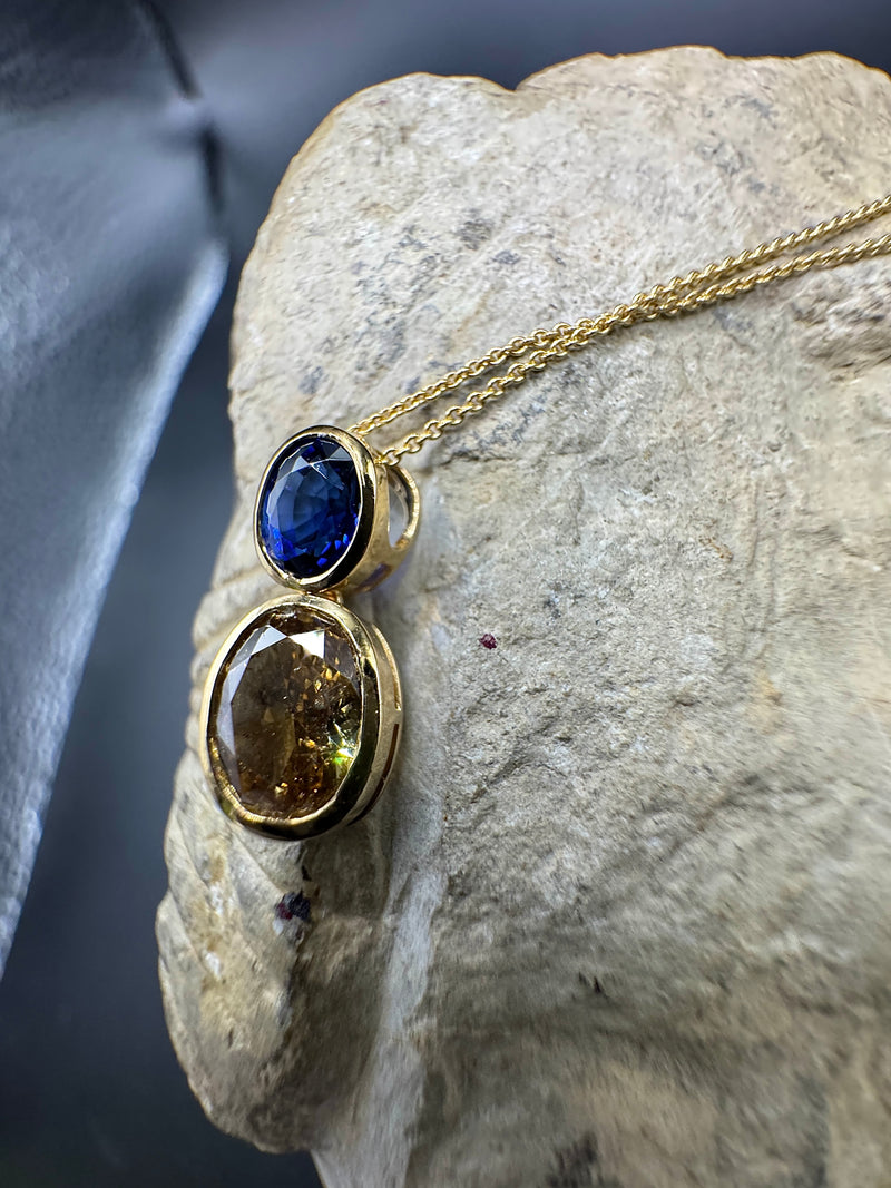 Edler Anhänger in 18 Karat Gelbgold mit hochfeinem Saphir & Fancy Brillant