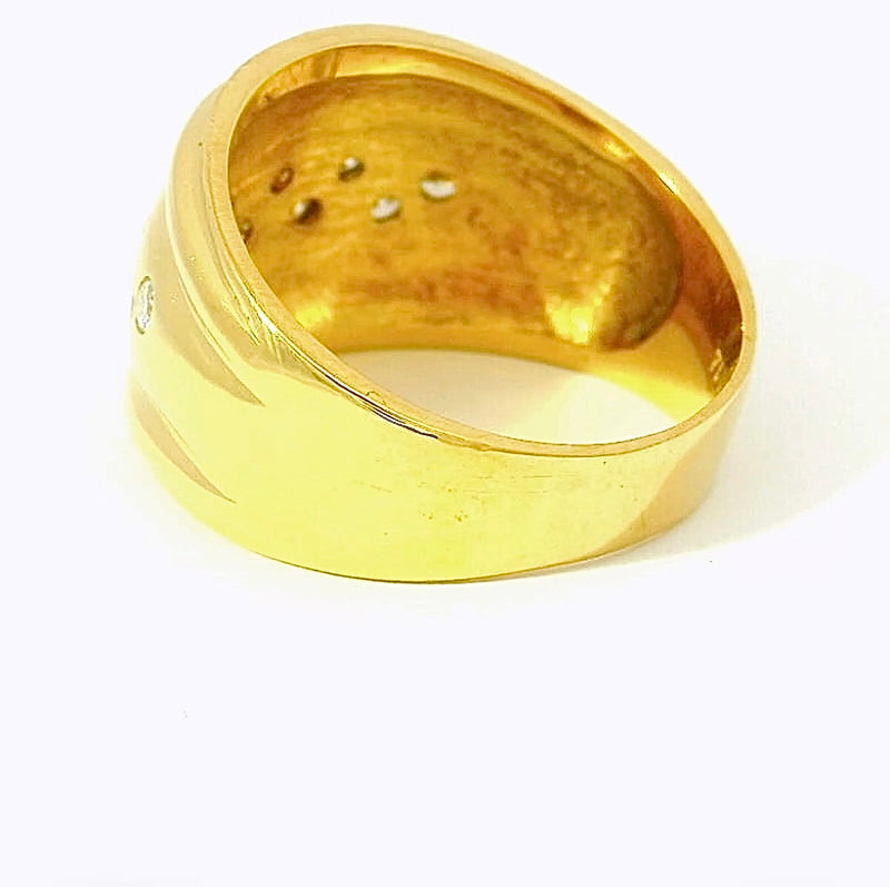 Leuchtender Ring in 18 Karat Gelbgold mit feinsten Brillanten