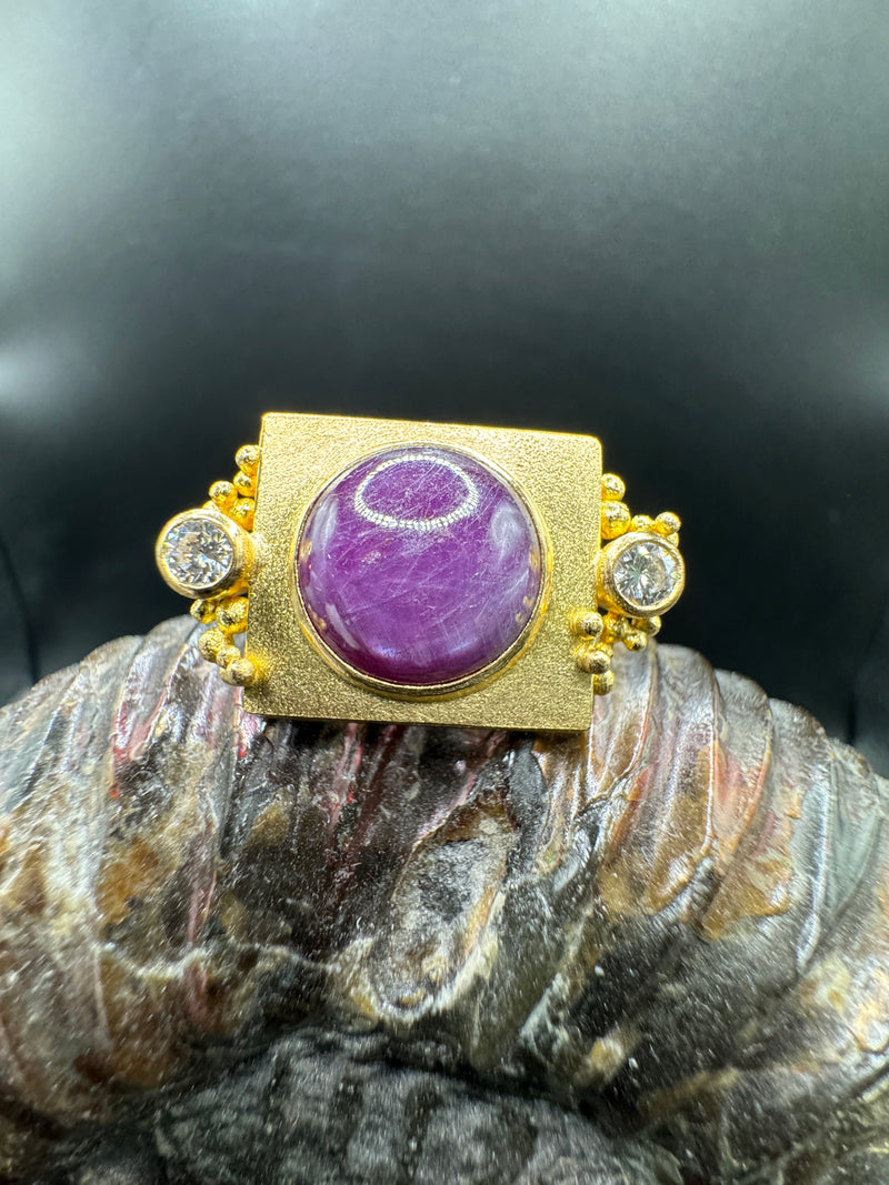 Einmaliger Ring in 21,6 Karat Gelbgold mit Stern-Rubin & Brillanten