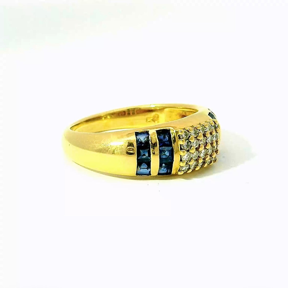 Edler Ring in 18 Karat Gelbgold mit feinen Brillanten & Saphiren