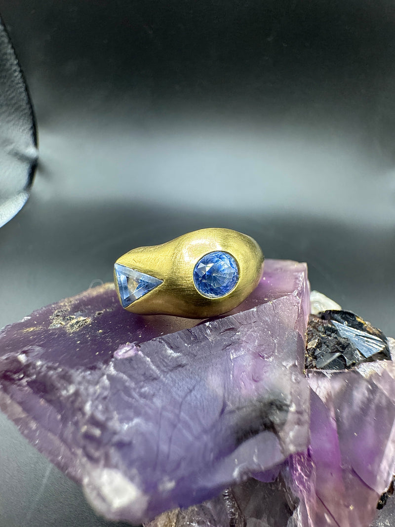 Handgefertigter 18 Karat Gelbgold Ring mit außergewöhnlichen Bicolor-Saphiren