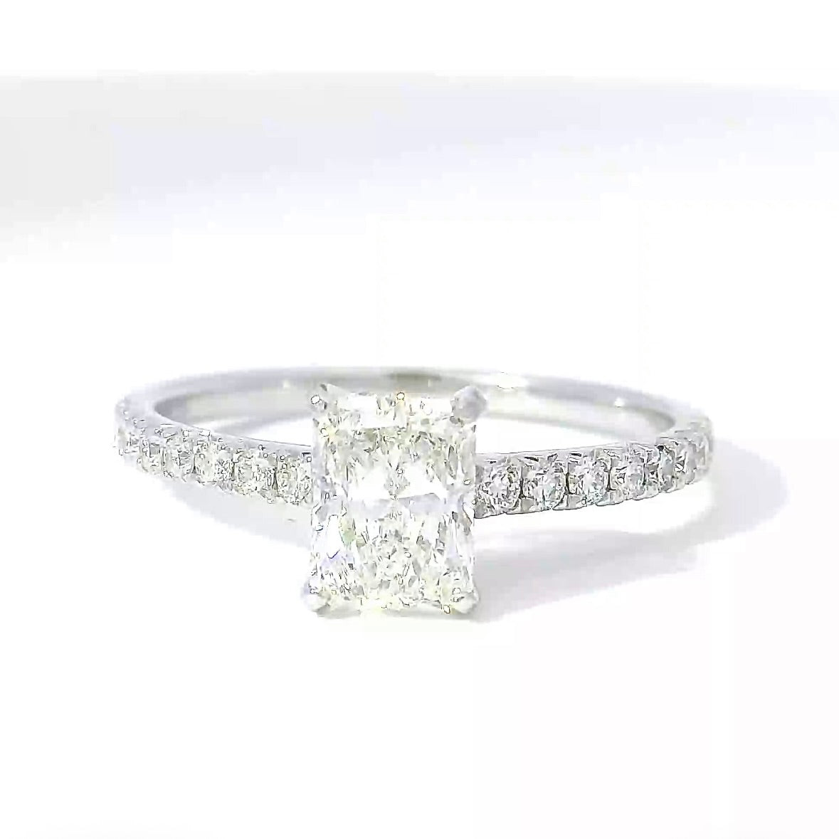 Elegant Solitaire Ring in 18 Karat White Gold with Radiant Brilliant & Pavé Setting