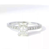 Edler Solitär-Ring in 18 Karat Weißgold mit Radiant-Brillant & Pavé-Besatz
