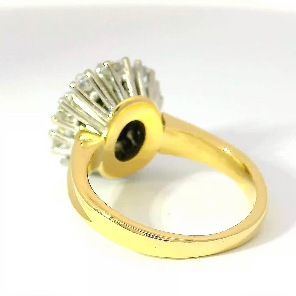High-quality ring in 18 carat yellow & white gold with sapphire & brilliant-cut diamonds