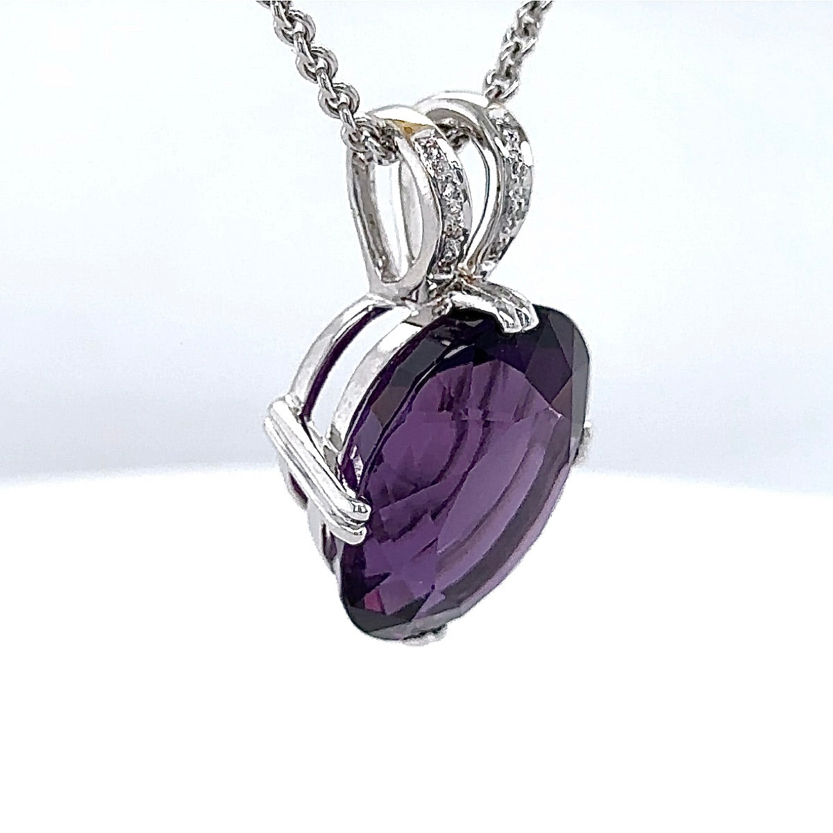 Moderner Edelsteinanhänger in 18 Karat Weißgold mit Amethyst & Brillanten + Kette