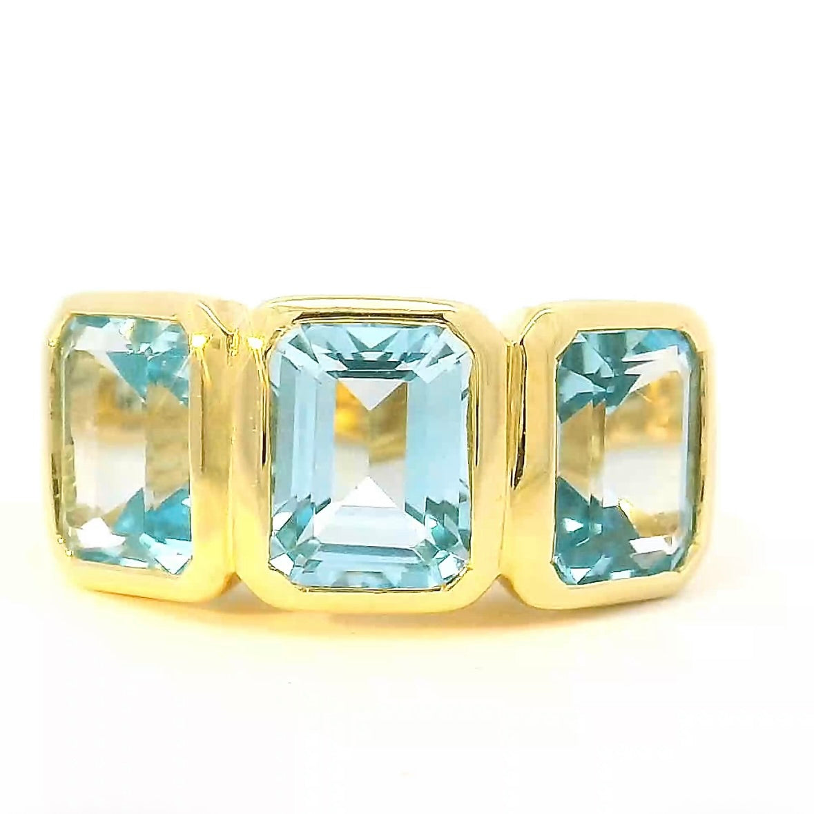 Markanter Ring in 14 Karat Gelbgold mit blauen Topasen