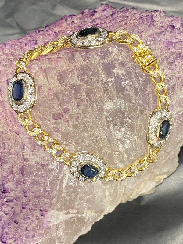 Exquisite bracelet in 18 carat yellow and white gold with over 5 carats of brilliant-cut diamonds and fine sapphires 