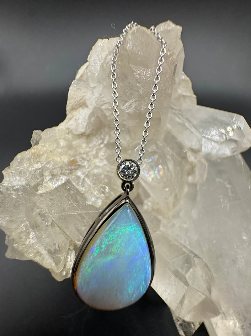 Australischer Opal Anhänger in 14 Karat Schwarzgold mit feinen Brillant