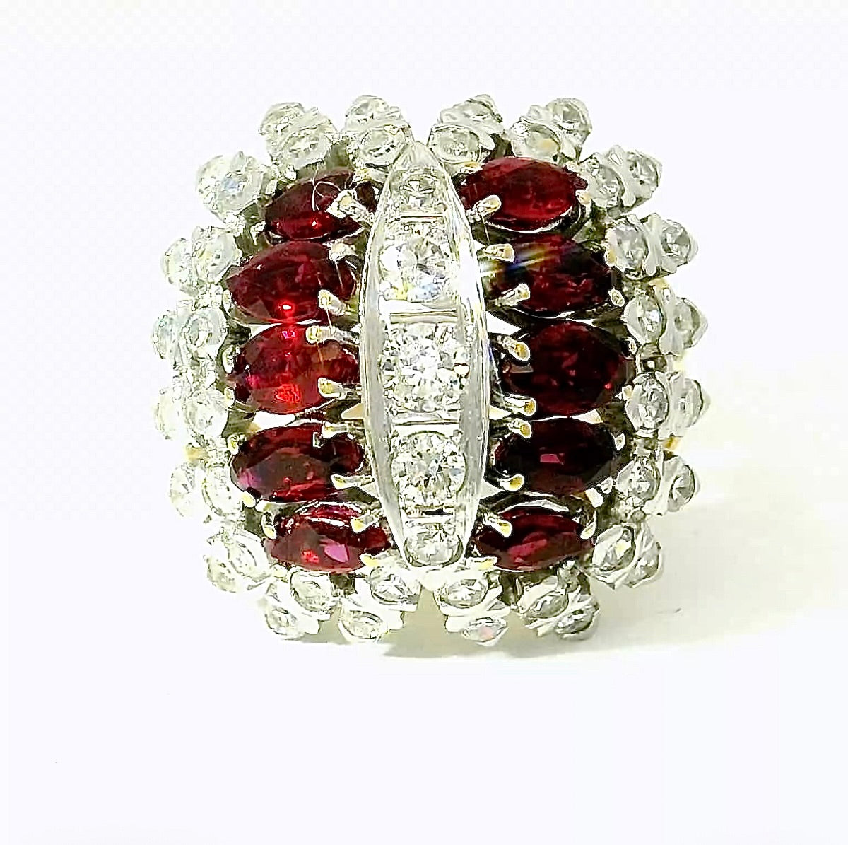 Extravagant cocktail ring in 18 karat gold with rubies and brilliant-cut diamonds