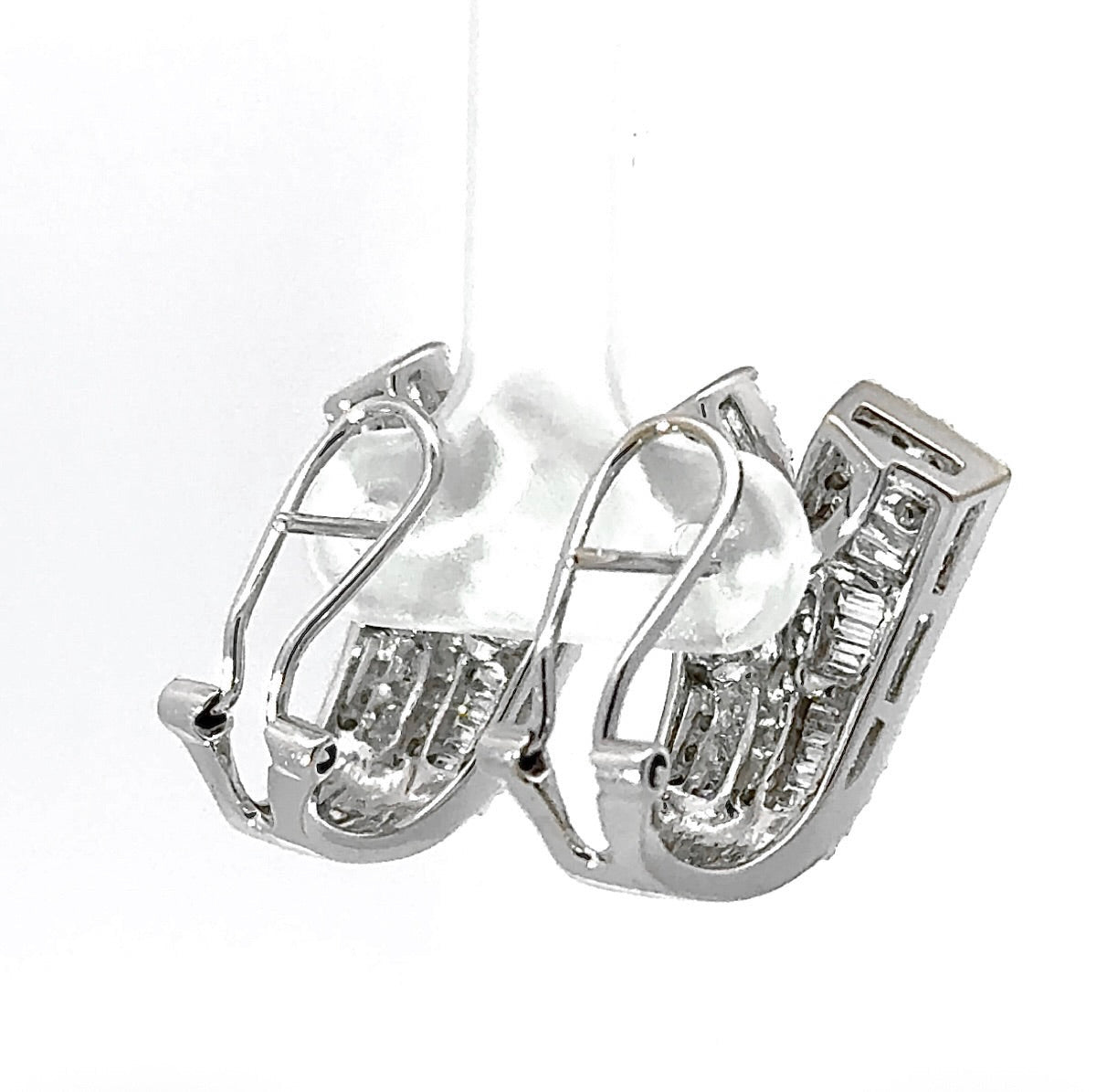 Exciting earrings in 18 carat white gold with brilliant-cut diamonds & baguette diamonds
