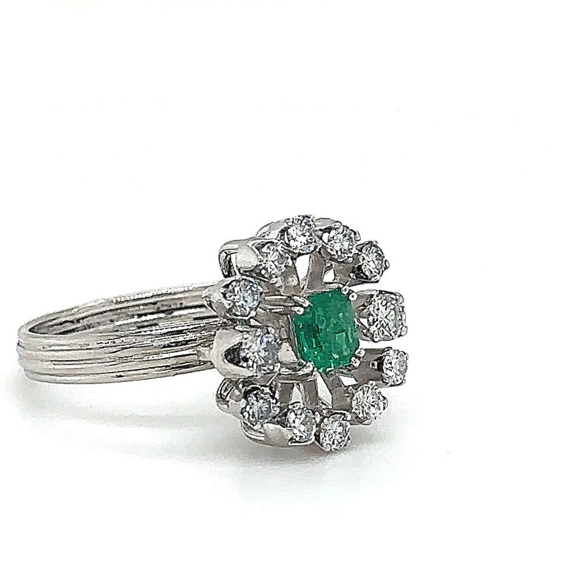 Hoogwaardige witgouden ring in 18 karaat met zeer fijne diamanten en smaragd - handgemaakt