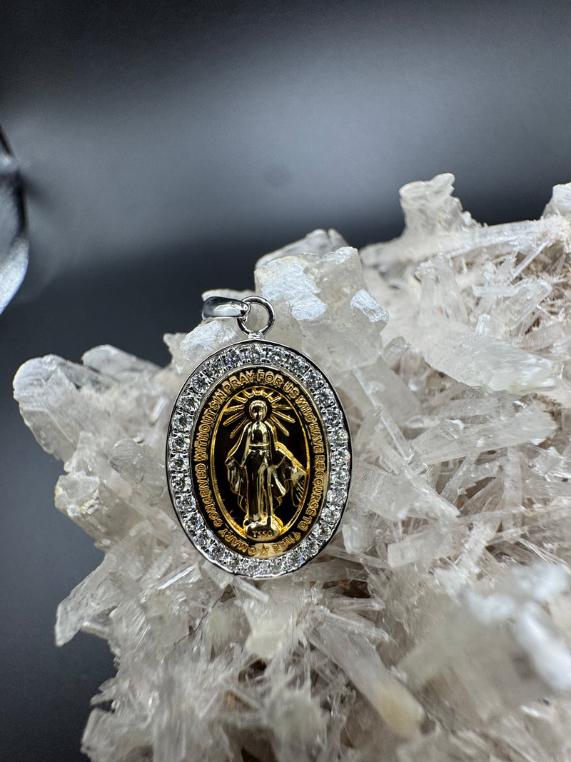 Moderne Madonna Anhänger in 18 Karat Gold mit Brillanten