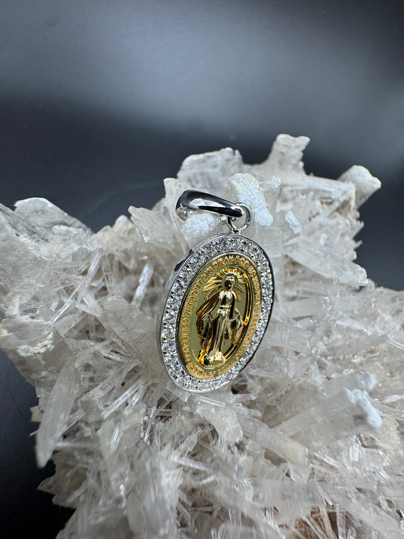 Moderne Madonna Anhänger in 18 Karat Gold mit Brillanten