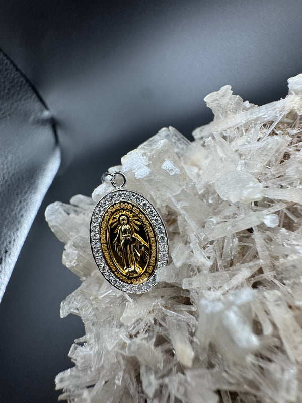 Moderne Madonna Anhänger in 18 Karat Gold mit Brillanten