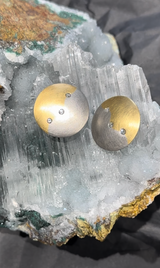 Handgemaakte oorbellen in 18 karaat geelgoud en 950/-. Platina met diamanten