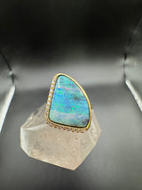 Moderner Ring in 14 Karat Gelbgold mit australischem Opal & Brillanten