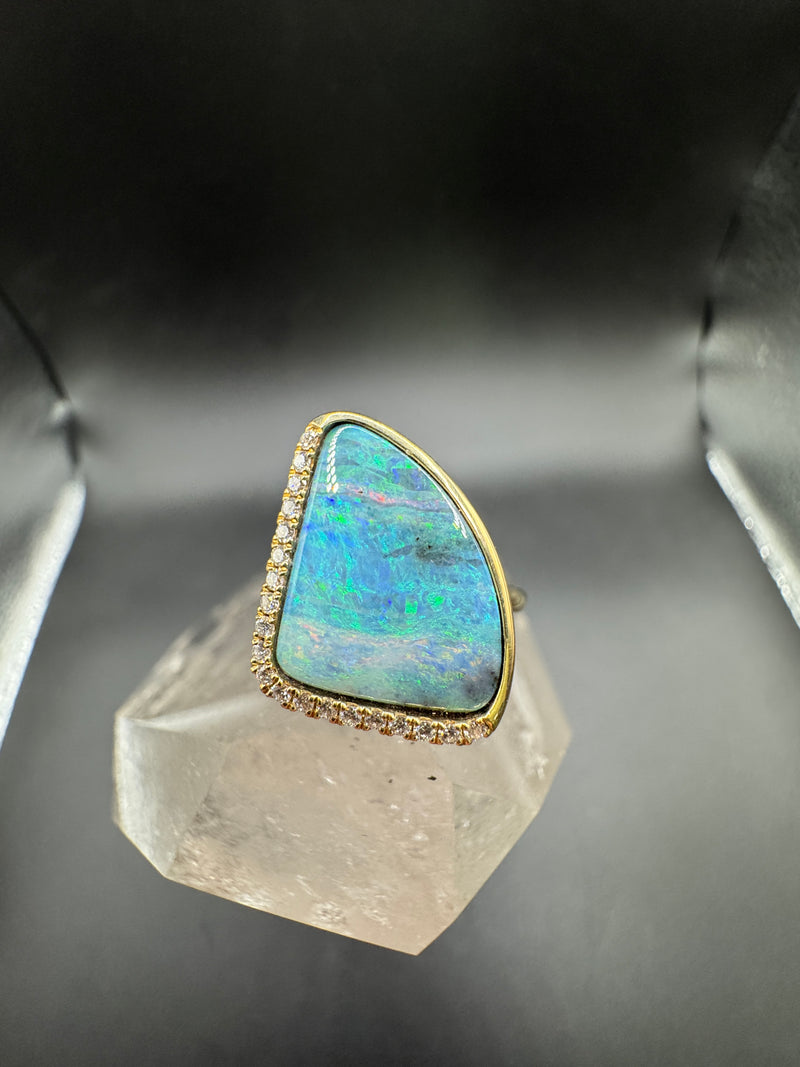 Moderner Ring in 14 Karat Gelbgold mit australischem Opal & Brillanten