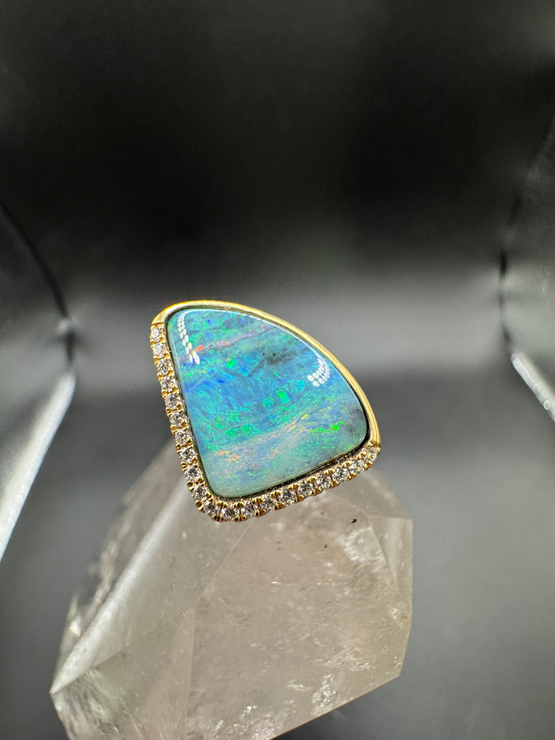 Moderner Ring in 14 Karat Gelbgold mit australischem Opal & Brillanten | Ringe - Schmuck Schroll