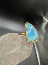 Moderner Ring in 14 Karat Gelbgold mit australischem Opal & Brillanten
